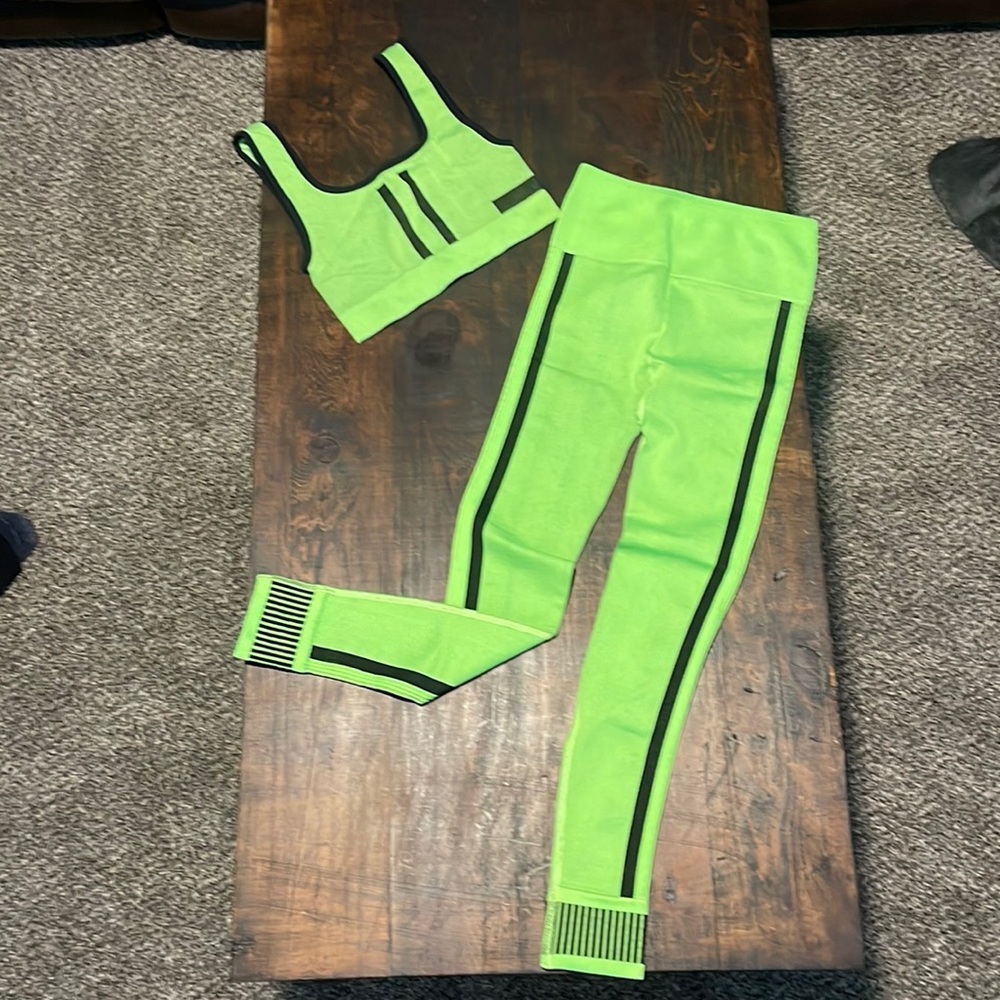 Fabletics - Sports Bra & Ultra-High Waisted Leggings Set - XSmall